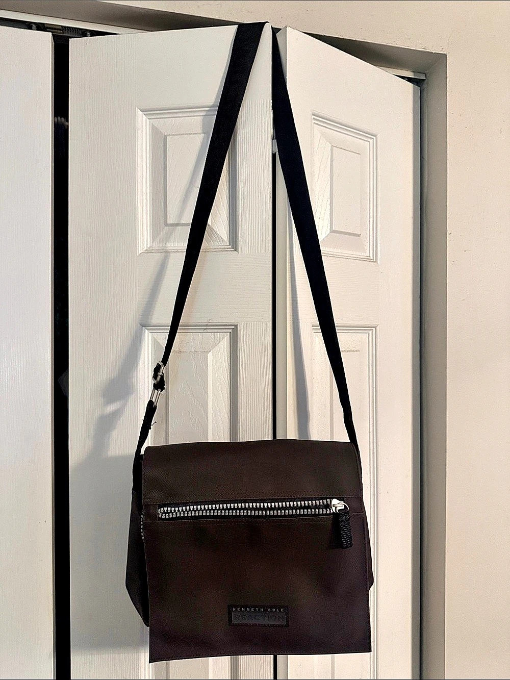 Kenneth Cole Reaction Brown Messenger Bag Like New